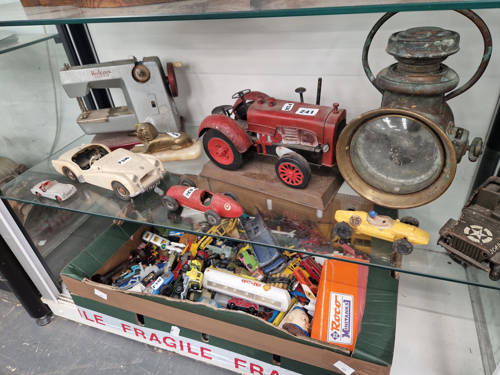 A COLLECTION OF TOY CARS, A TRACTOR, A VULCAN SEWING MACHINE TOGETHER WITH A CARRIAGE LAMP