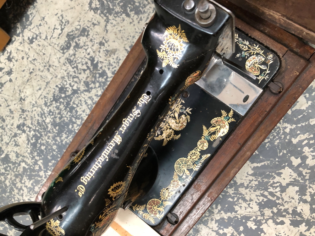 A WOODEN CASED SINGER SEWING MACHINE TOGETHER WITH AN OAK ROUND COFFEE TABLE - Image 9 of 10