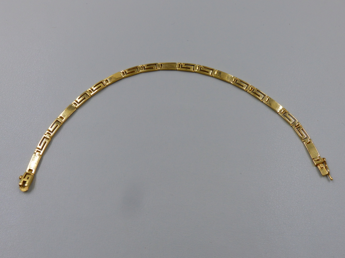 A GREEK AND PANEL BRACELET, UNHALLMARKED, STAMPED 585, ASSESSED AS 14ct GOLD. LENGTH 19cms. WEIGHT