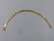 A GREEK AND PANEL BRACELET, UNHALLMARKED, STAMPED 585, ASSESSED AS 14ct GOLD. LENGTH 19cms. WEIGHT