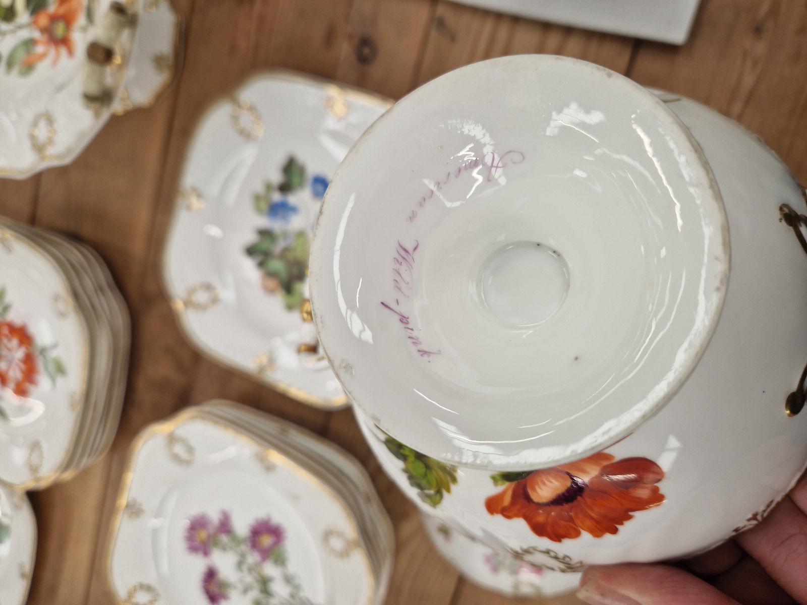 A FINE EARLY 19th C. PORCELAIN DESSERT SERVICE, HAND PAINTED WITH NAMED FLORAL BOTANICAL SPECIMENS - Image 33 of 58