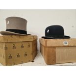 A BOXED 7 1/4 SIZED GREY TOP HAT TOGETHER WITH A BOXED BLACK BOWLER HAT