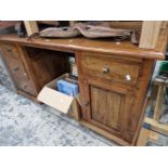 A MAHOGANY PEDESTAL DESK WITH FOUR DRAWERS AND A CUPBOARD