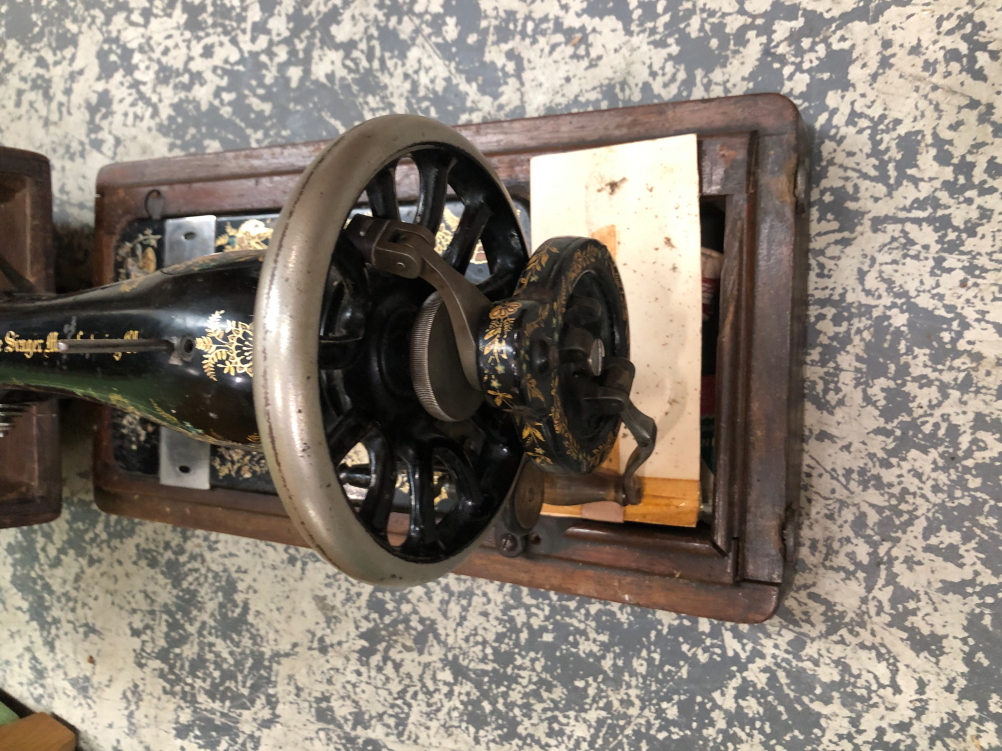 A WOODEN CASED SINGER SEWING MACHINE TOGETHER WITH AN OAK ROUND COFFEE TABLE - Image 10 of 10