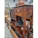 AN OAK TWO TIER COFFEE TABLE, A BEDSIDE CUPBOARD AND A MAHOGANY SIDE TABLE WITH SINGLE DRAWER