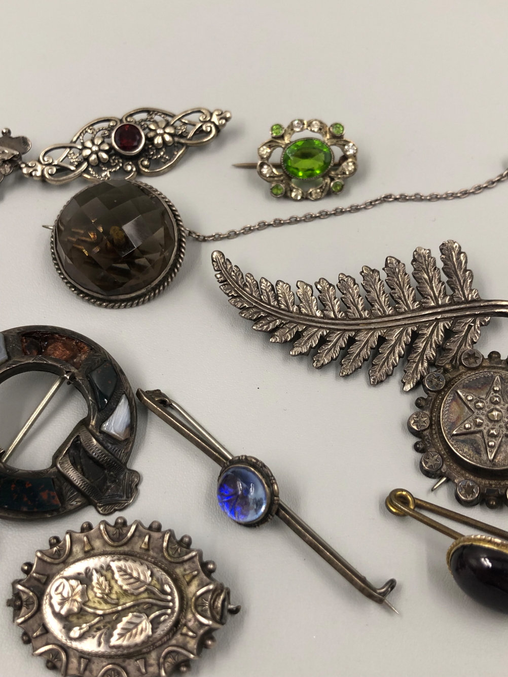 VINTAGE STERLING ADN CONTINENTAL SILVER ASSORTED BROOCHES. - Image 3 of 4