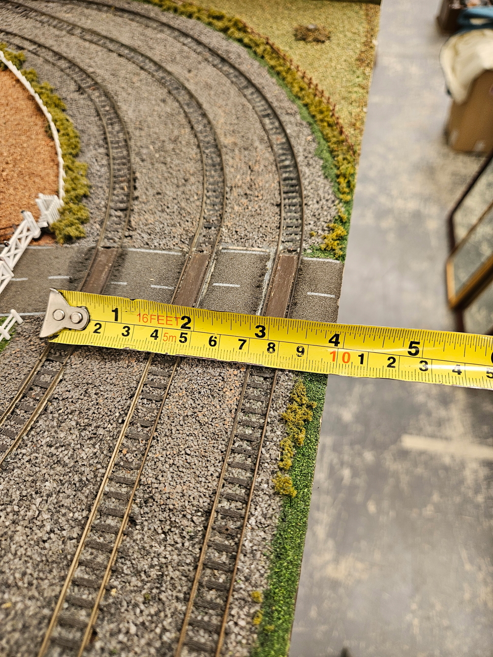 AN ELECTRIC TRAIN TRACK DIORAMA WITH A STATION A TUNNEL A HOUSE AND CARS - Bild 6 aus 7