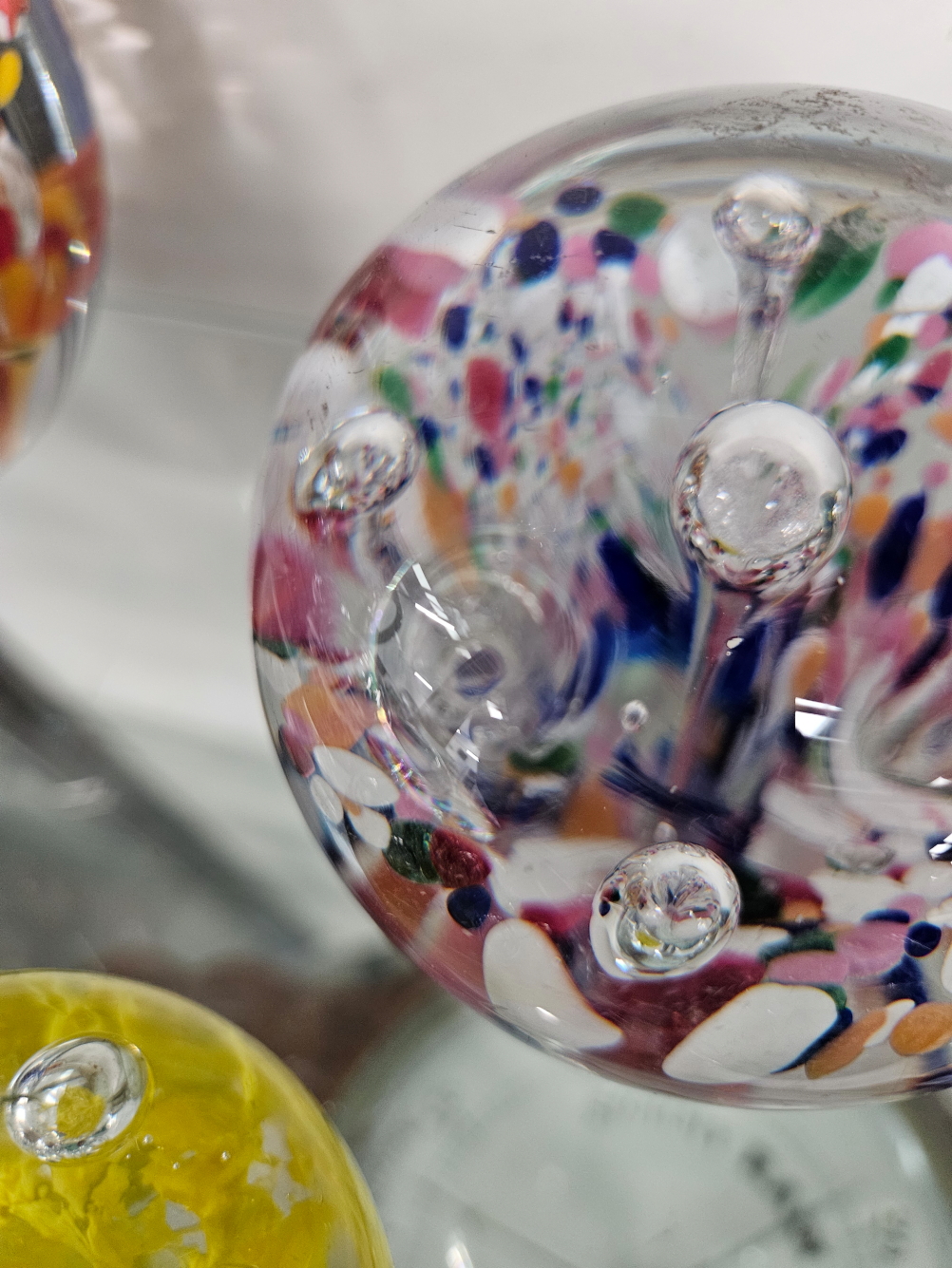 A COLLECTION OF MILLEFIORE AND OTHER GLASS PAPERWEIGHTS - Image 7 of 9