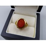 A 9ct HALLMARKED GOLD HARDSTONE OVAL CAMEO SIGNET RING, DATED 1971. FINGER SIZE M 1/2. WEIGHT 6.