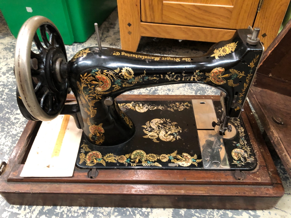 A WOODEN CASED SINGER SEWING MACHINE TOGETHER WITH AN OAK ROUND COFFEE TABLE - Image 8 of 10