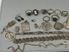 A COLLECTION OF STERLING AND CONTINENTAL SILVER JEWELLERY SOME WITH HALLMARKS TO INCLUDE A INGOT,