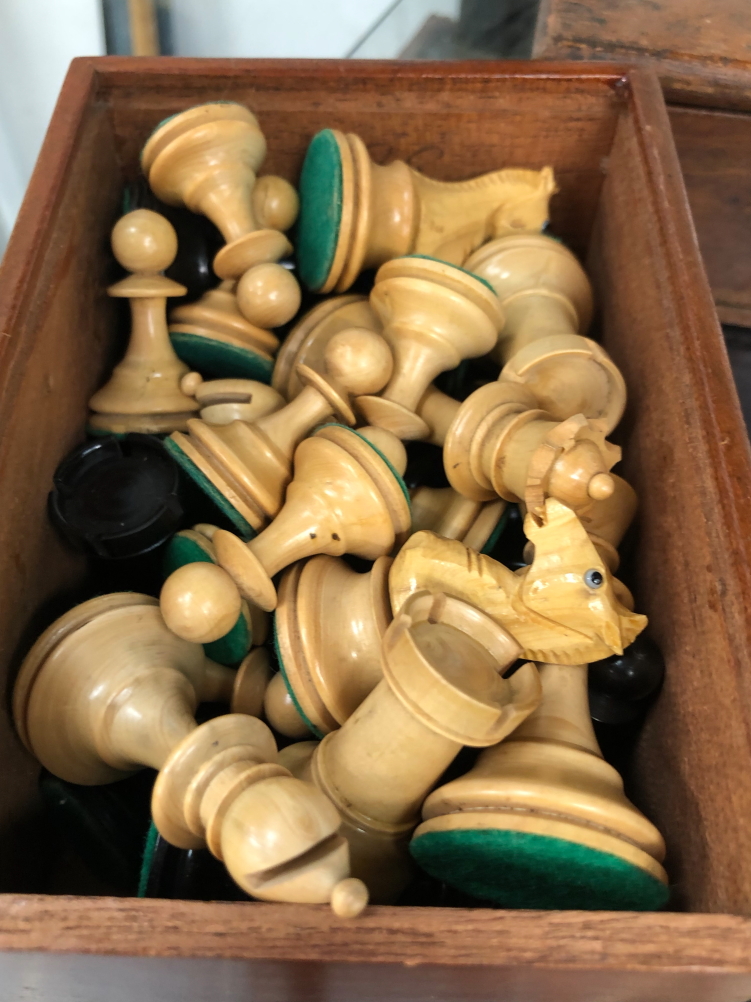 A BOXED WOODEN STAUNTON CHESS SET, BOXED DRAUGHTSMEN AND A SET OF SCALES - Image 2 of 9