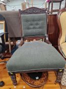AN EARLY 20th C. MAHOGANY SHOW FRAME CHAIR WITH THE BACK BUTTON UPHOLSTERED IN GREEN