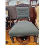 AN EARLY 20th C. MAHOGANY SHOW FRAME CHAIR WITH THE BACK BUTTON UPHOLSTERED IN GREEN