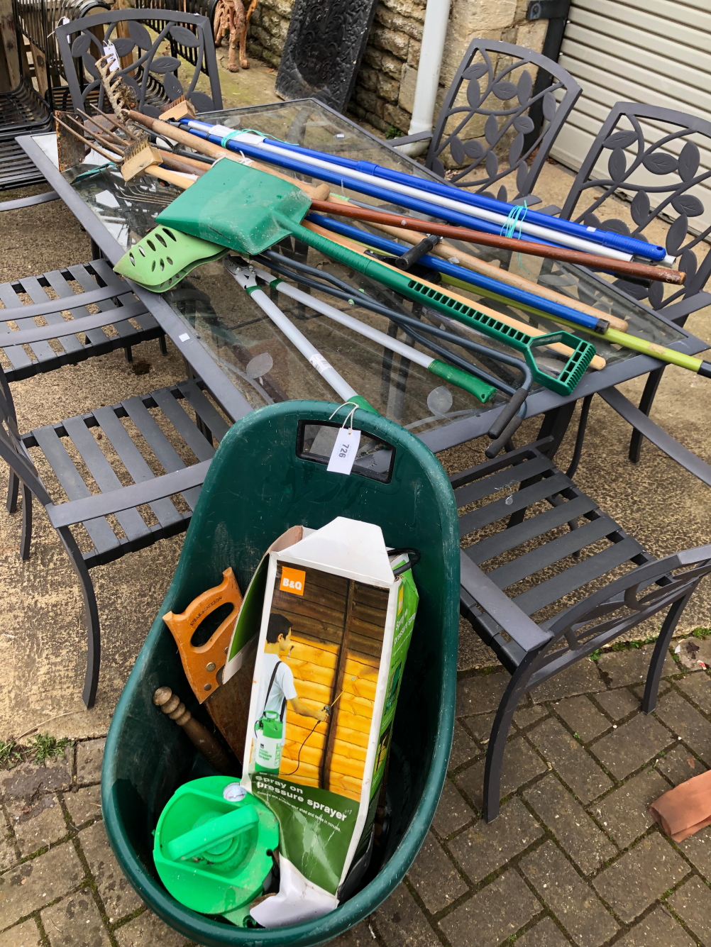 A QUANTITY OF GARDEN TOOLS