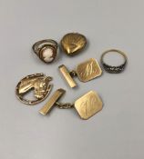 9ct GOLD HALLMARKED JEWELLERY TO INCLUDE A PAIR OF CUFFLINKS WITH ENGRAVED INITIAL M, A HORSESHOE