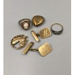 9ct GOLD HALLMARKED JEWELLERY TO INCLUDE A PAIR OF CUFFLINKS WITH ENGRAVED INITIAL M, A HORSESHOE