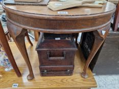 A WOODEN CASED SINGER SEWING MACHINE TOGETHER WITH AN OAK ROUND COFFEE TABLE
