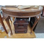 A WOODEN CASED SINGER SEWING MACHINE TOGETHER WITH AN OAK ROUND COFFEE TABLE