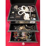 A COLLECTION OF VARIOUS DECORATIVE COSTUME JEWELLERY TO INCLUDE A EDWARDIAN SWEET HEART BROOCH