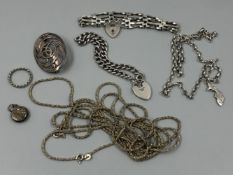 SILVER JEWELLERY TO INCLUDE A FISH PENDANT SUSPENDED ON A BELCHER CHAIN, A THREE BAR GATE