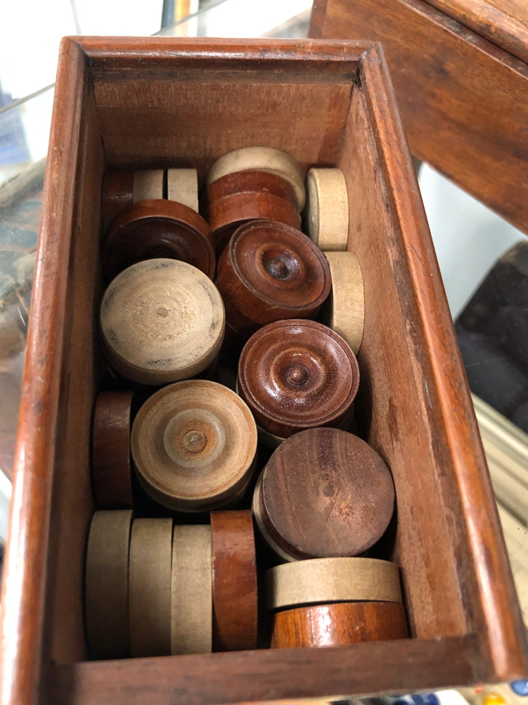 A BOXED WOODEN STAUNTON CHESS SET, BOXED DRAUGHTSMEN AND A SET OF SCALES - Image 5 of 9