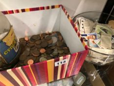 A LARGE QUANTITY OF GB AND WORLD COINS AND VARIOUS LOOSE STAMPS AN CIGARETTE CARDS.