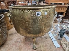 A BRASS LION AND RING HANDLED TRIPOD WOOD BUCKET