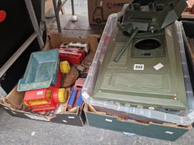 BOXED AND LOOSE PLASTIC TOYS TO INCLUDE A TANK TOGETHER WITH SOME GAMES
