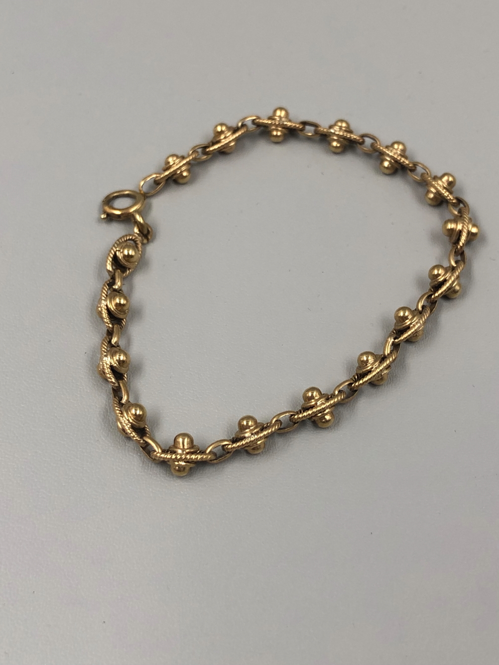 A 9ct HALLMARKED GOLD FANCY LINK BRACELET, LENGTH 18cms, WEIGHT 7.30grms.