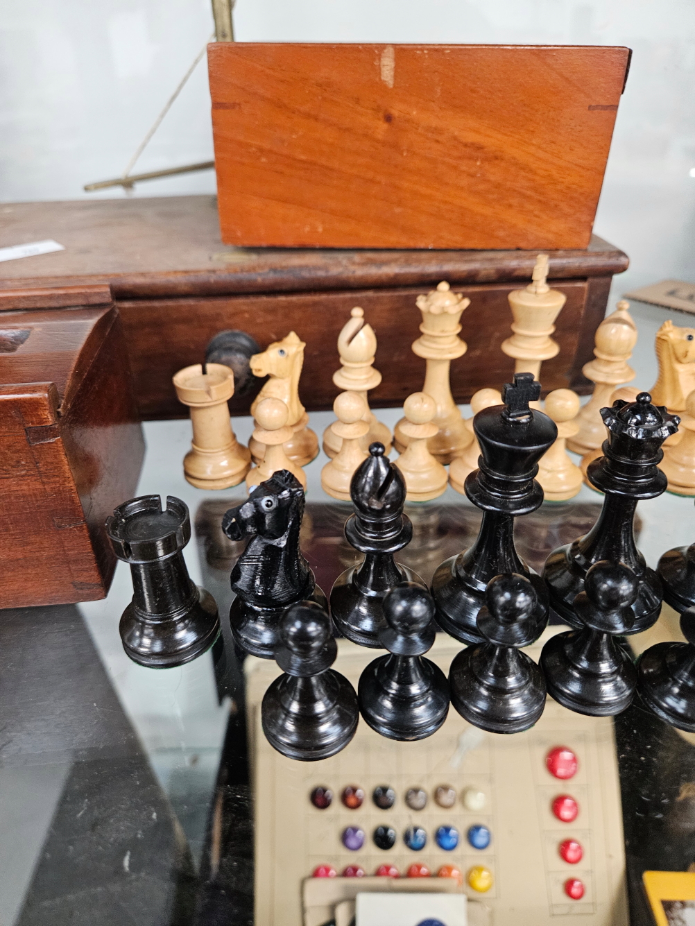 A BOXED WOODEN STAUNTON CHESS SET, BOXED DRAUGHTSMEN AND A SET OF SCALES - Image 6 of 9