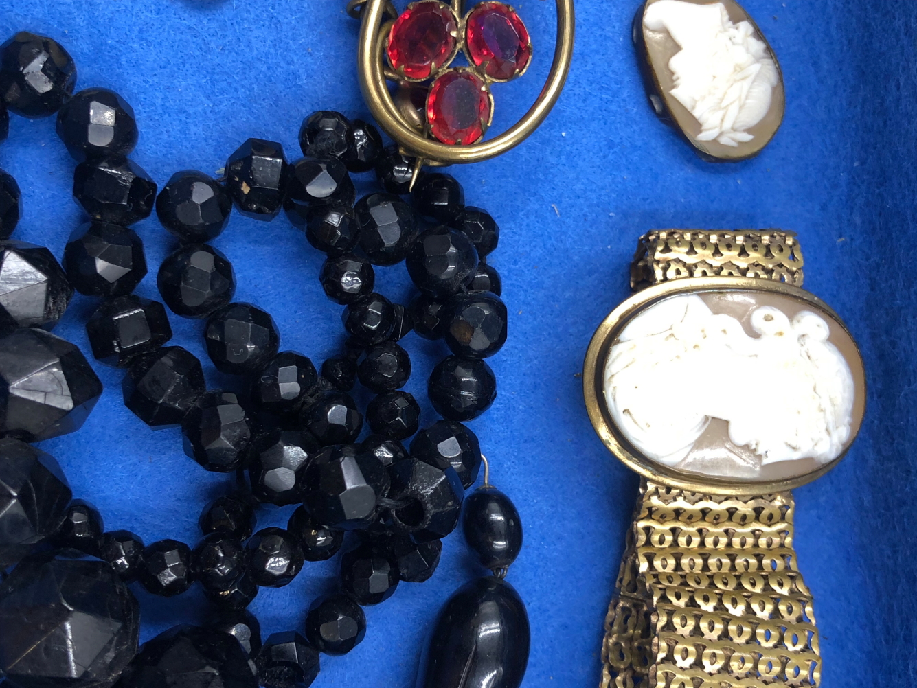 ANTIQUE AND LATER JEWELLERY CONTAINED IN AN INLAID WOODEN CASE TO INCLUDE CAMEO BRACELET, BLACK - Image 5 of 6