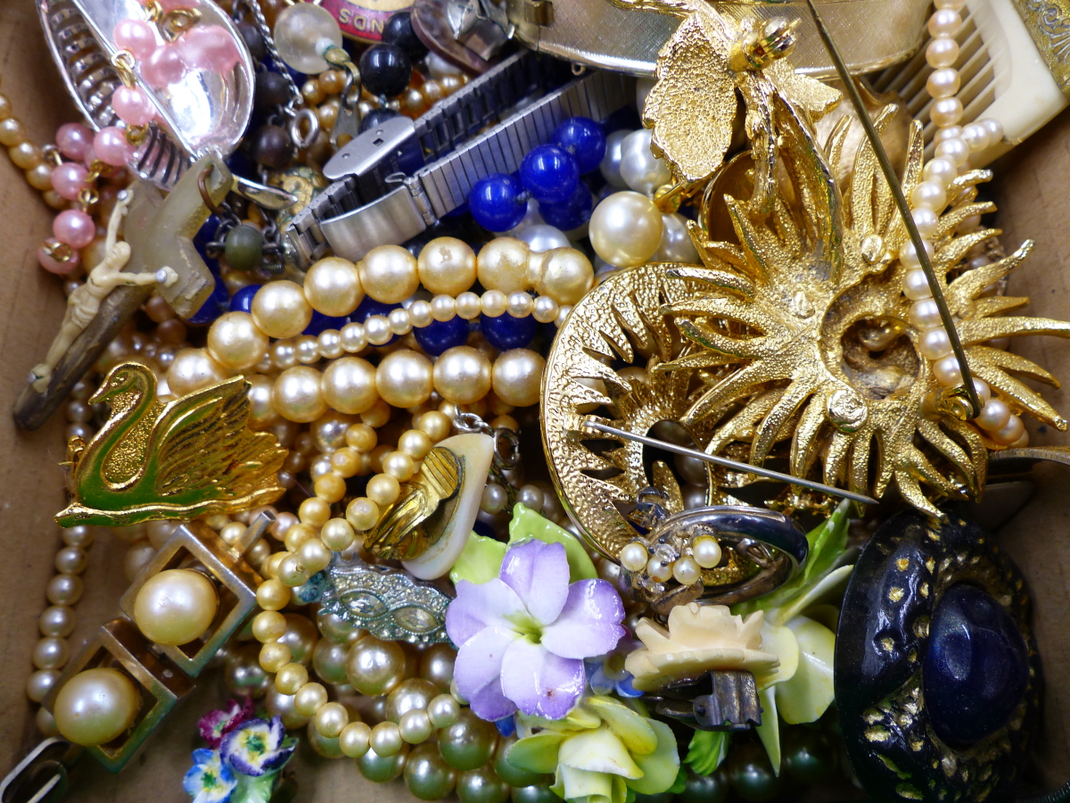 A COLLECTION OF VINTAGE COSTUME JEWELLERY TO INCLUDE A ROYAL WORCESTER FLORAL BROOCH, A SILVER AND - Image 5 of 6