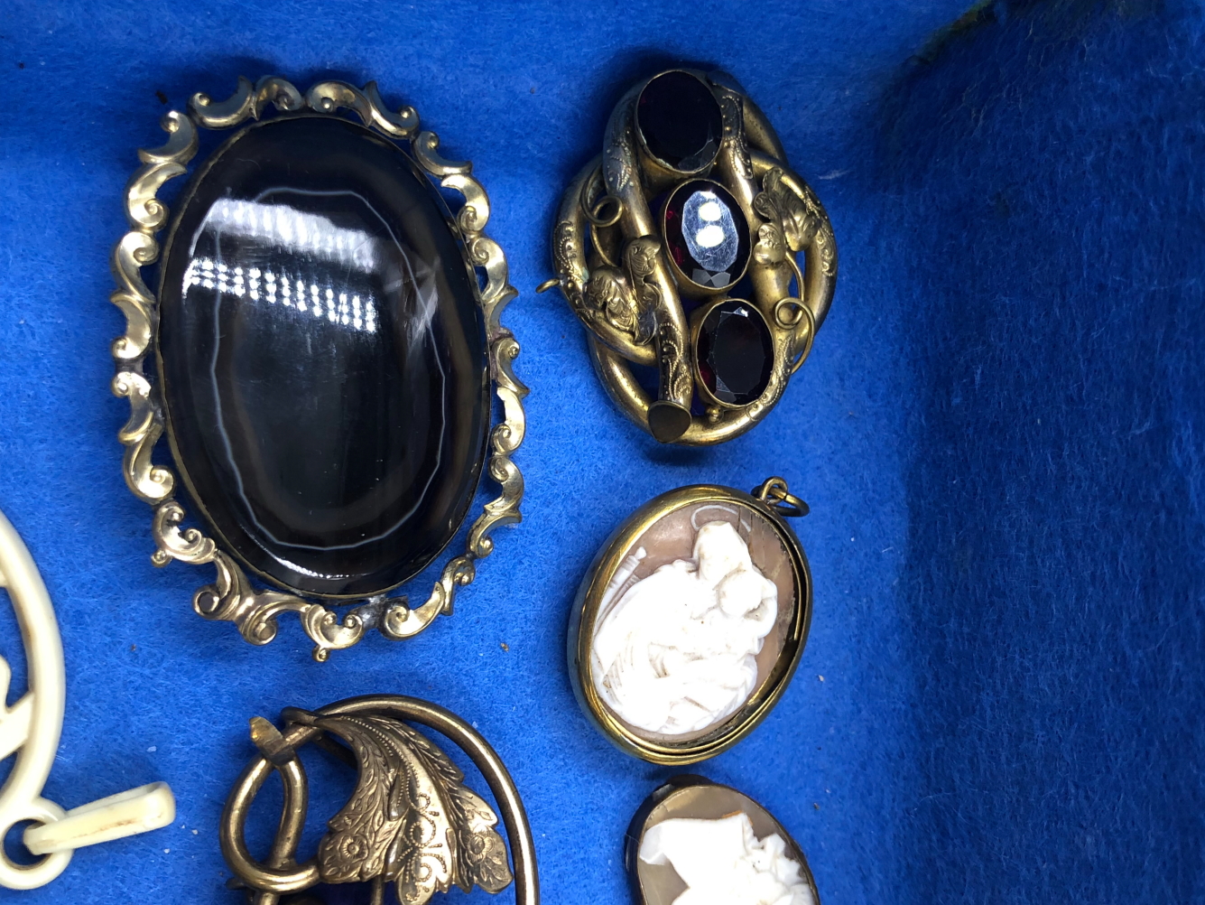 ANTIQUE AND LATER JEWELLERY CONTAINED IN AN INLAID WOODEN CASE TO INCLUDE CAMEO BRACELET, BLACK - Image 2 of 6