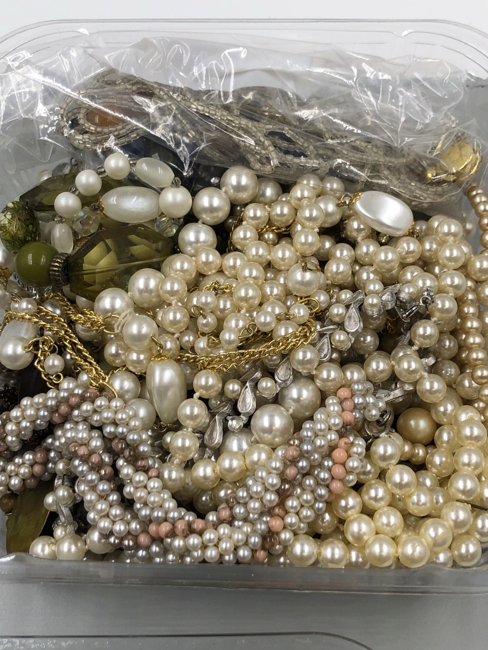 A LARGE COLLECTION OF COSTUME JEWELLERY TO INCLUDE VARIOUS BEADED NECKLACES, BROOCHES TO INCLUDE - Image 3 of 5