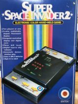 A SUPER SPACE INVADER 2 ELECTRONIC COLOUR HAND HELD GAME
