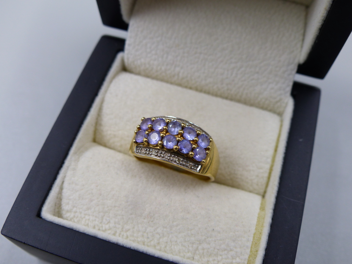 A 9ct HALLMARKED GOLD TANZANITE AND DIAMOND HALF HOOP RING. FINGER SIZE P. WEIGHT 3.30grms.