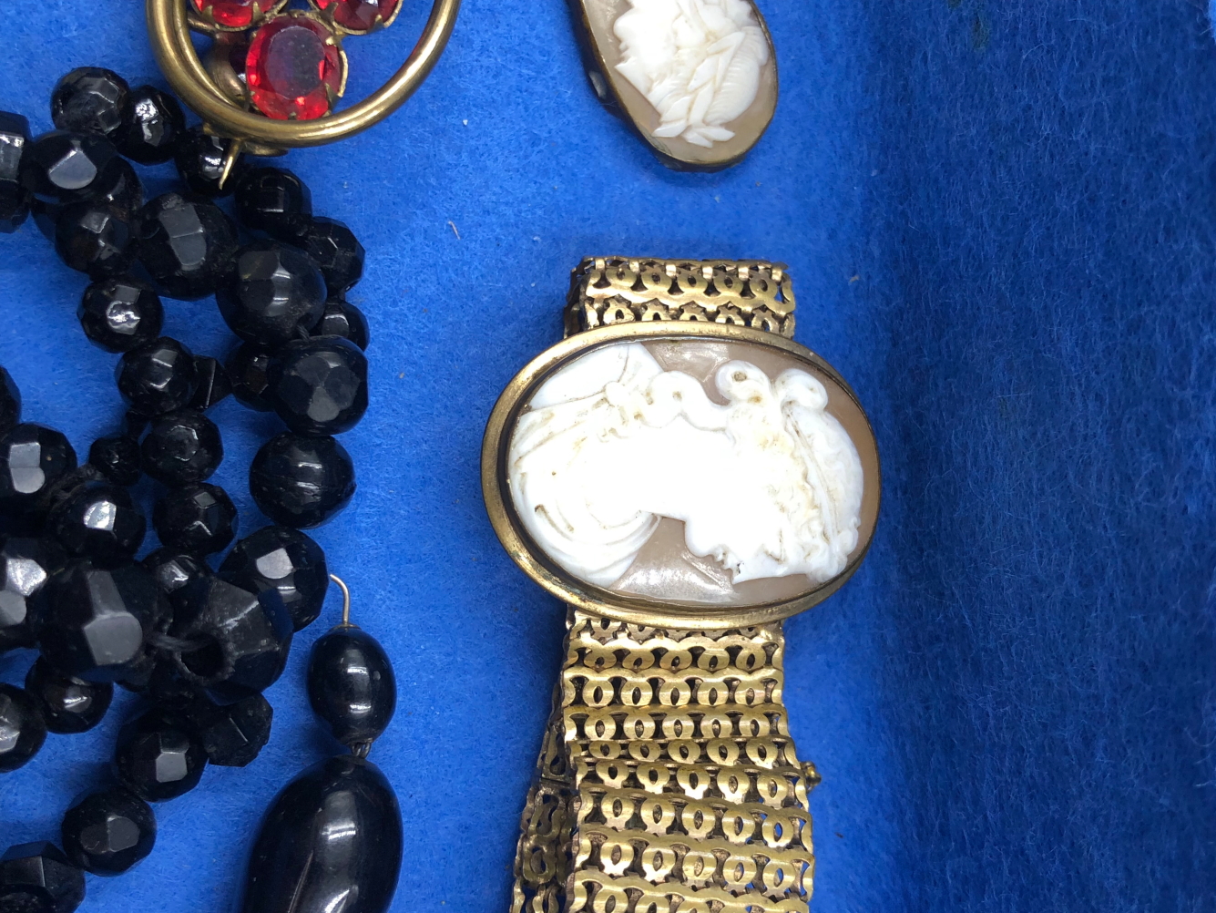 ANTIQUE AND LATER JEWELLERY CONTAINED IN AN INLAID WOODEN CASE TO INCLUDE CAMEO BRACELET, BLACK - Image 4 of 6