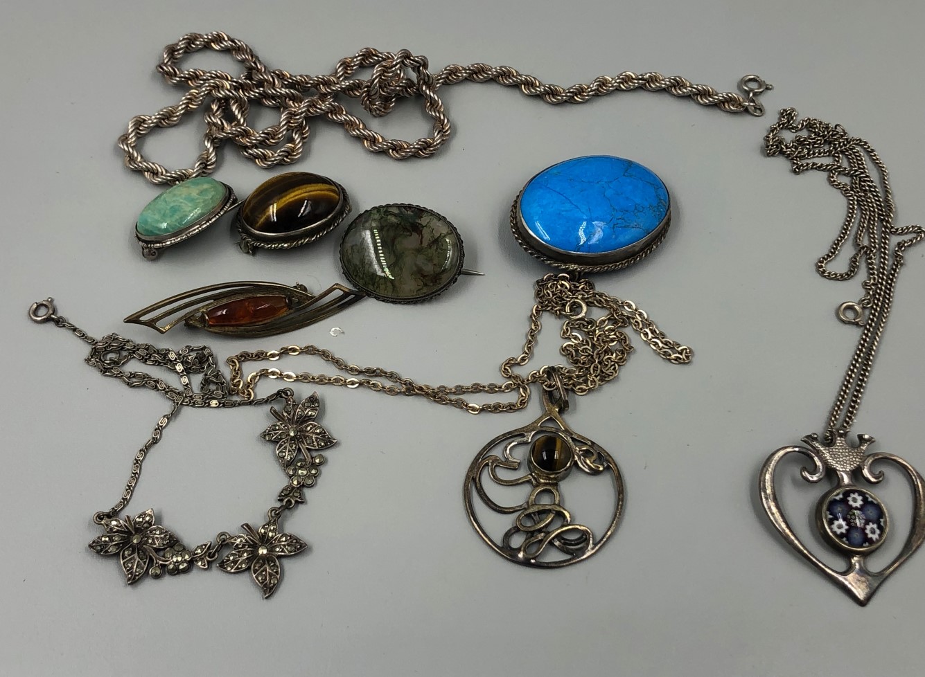 A QUANTITY OF SILVER AND OTHER JEWELLERY TO INCLUDE A CAITHNESS GLASS AND SILVER PENDENT A ROPE - Image 3 of 5