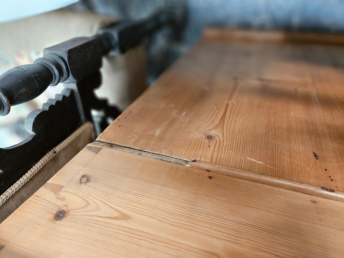 AN ANTIQUE PINE PEDESTAL DESK - Image 9 of 10