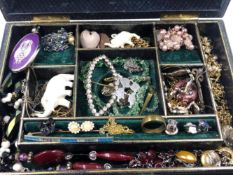 A LARGE COLLECTION OF MOSTLY VINTAGE ANTIQUE AND COSTUME JEWELLERY, A SMALL COLLECTION OF WATCHES,