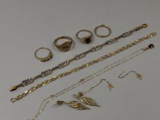 GOLD JEWELLERY TO INCLUDE A 9ct SIGNET RING, WEDDING RING, GARNET RING, CROSS EARRINGS AND DROP