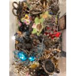 A LARGE COLLECTION OF COSTUME JEWELLERY BROOCHES
