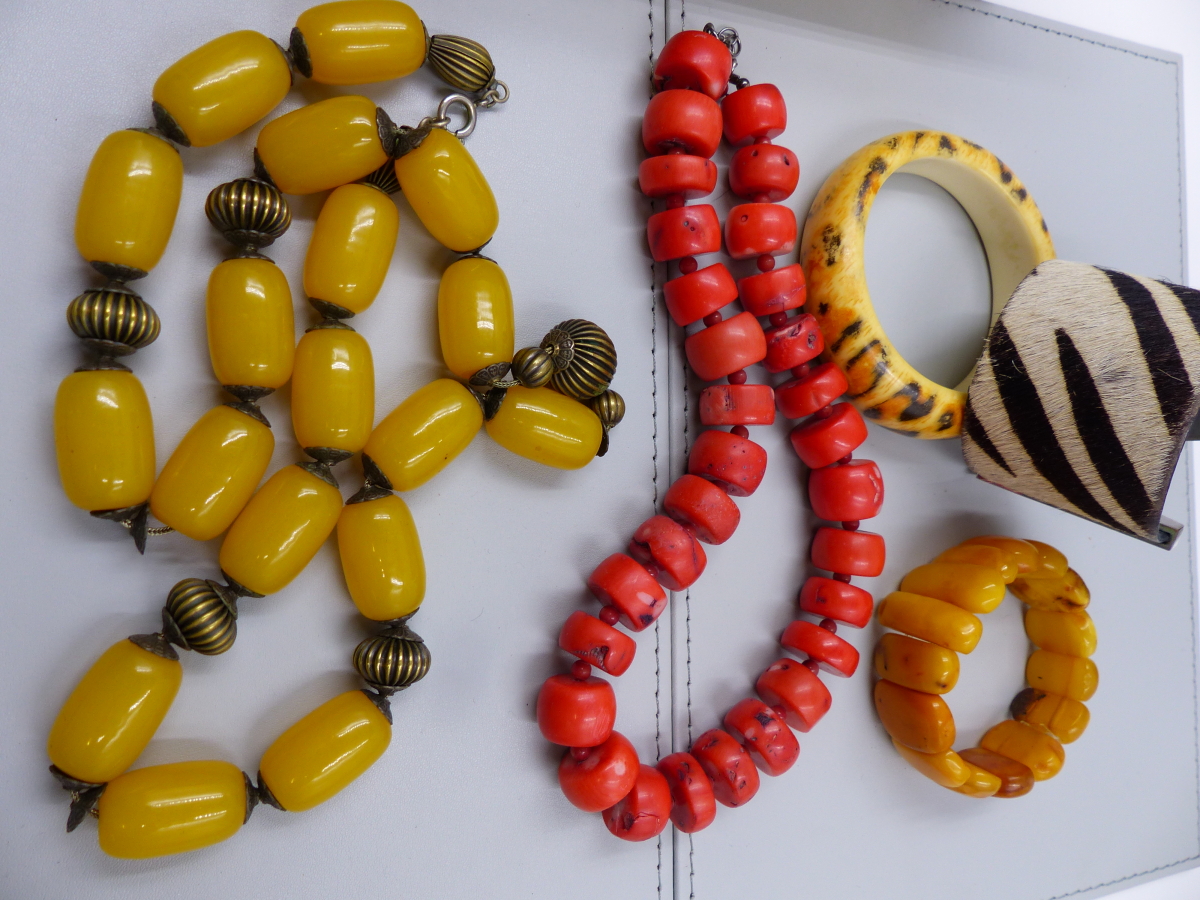 A COLLECTION OF VINTAGE AND LATER ETHNIC INFLUENCED JEWELLERY TO INCLUDE LARGE CORAL ROUNDLE BEAD - Image 2 of 6