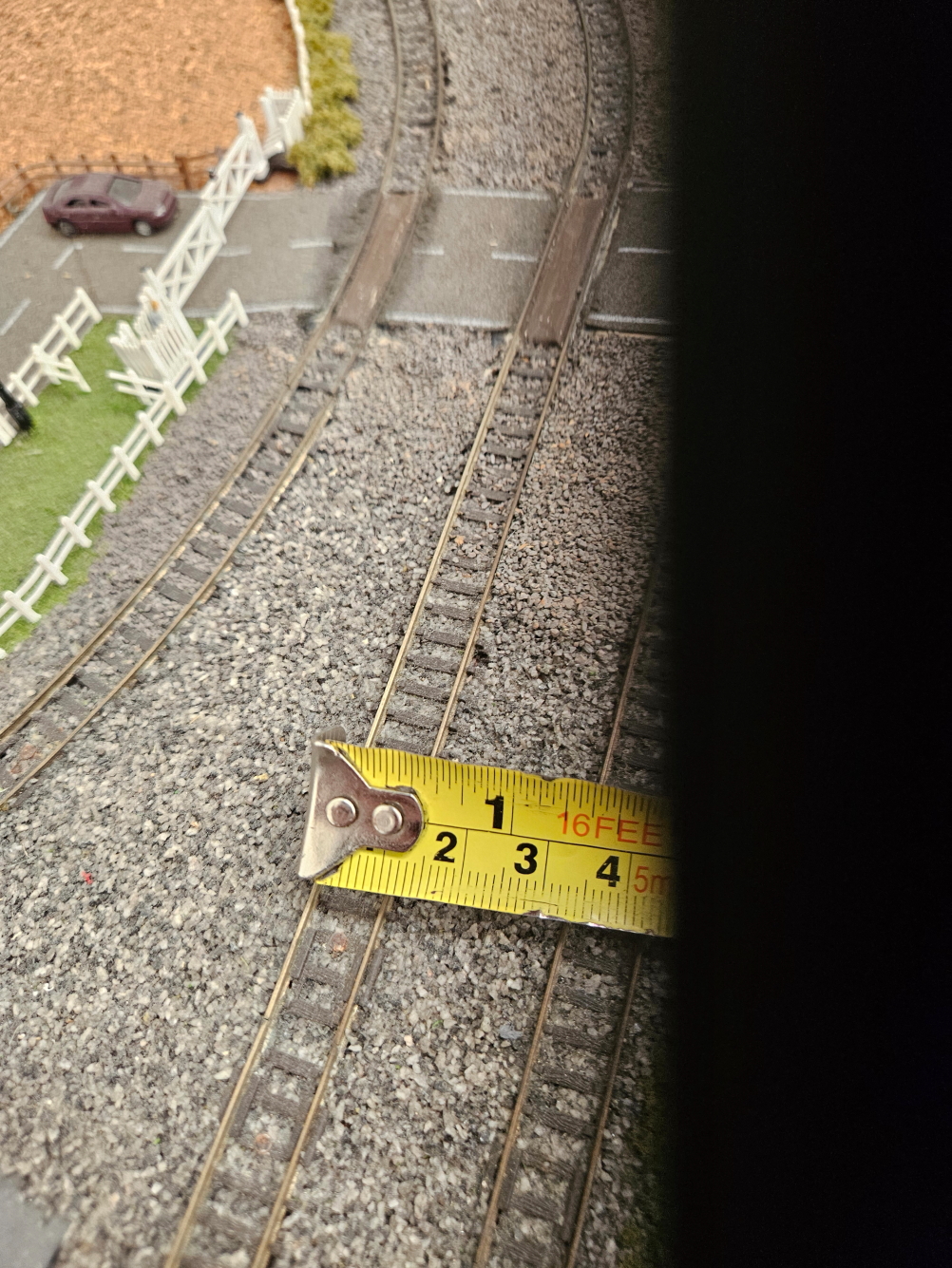 AN ELECTRIC TRAIN TRACK DIORAMA WITH A STATION A TUNNEL A HOUSE AND CARS - Image 5 of 7