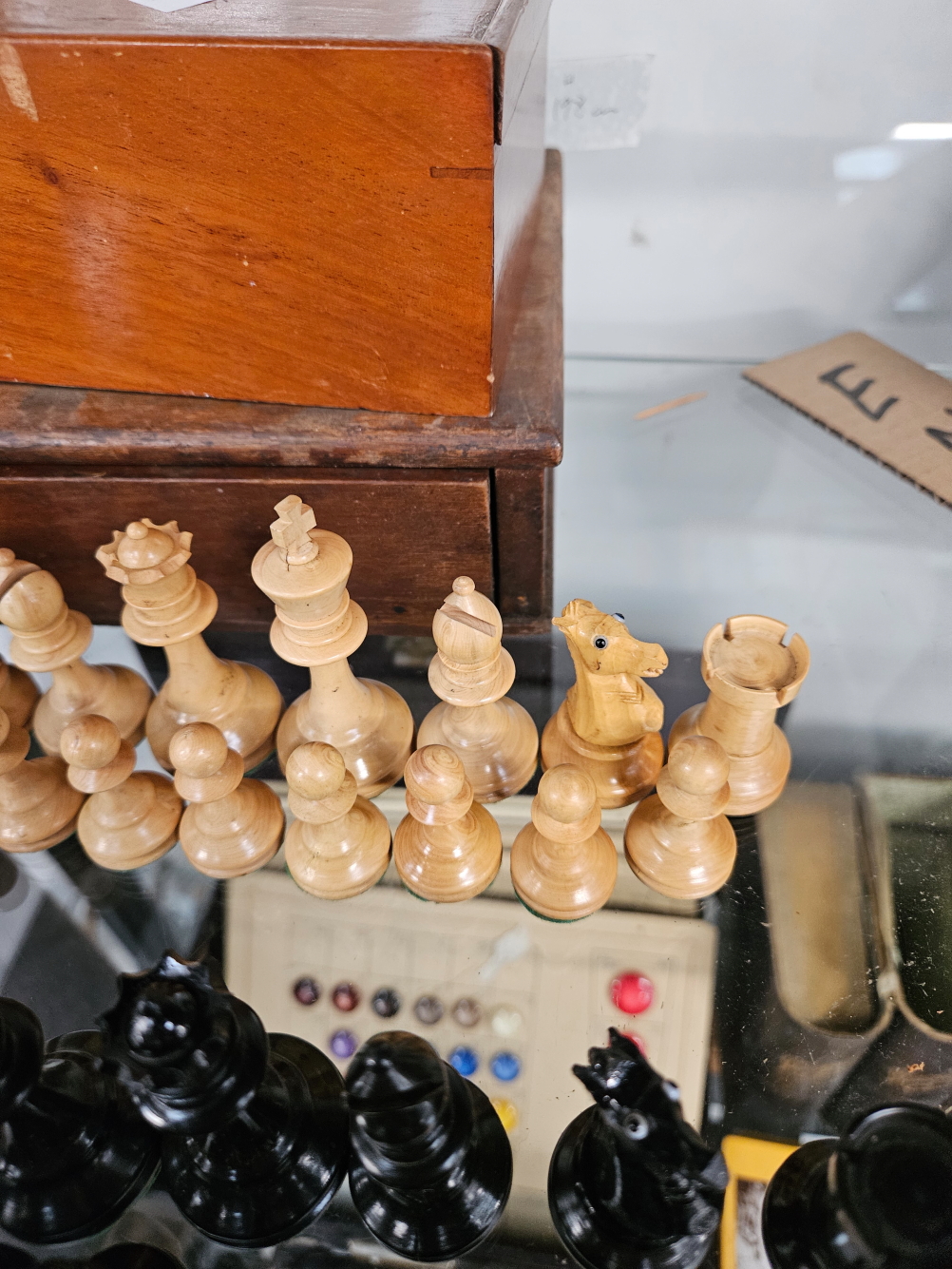 A BOXED WOODEN STAUNTON CHESS SET, BOXED DRAUGHTSMEN AND A SET OF SCALES - Image 8 of 9