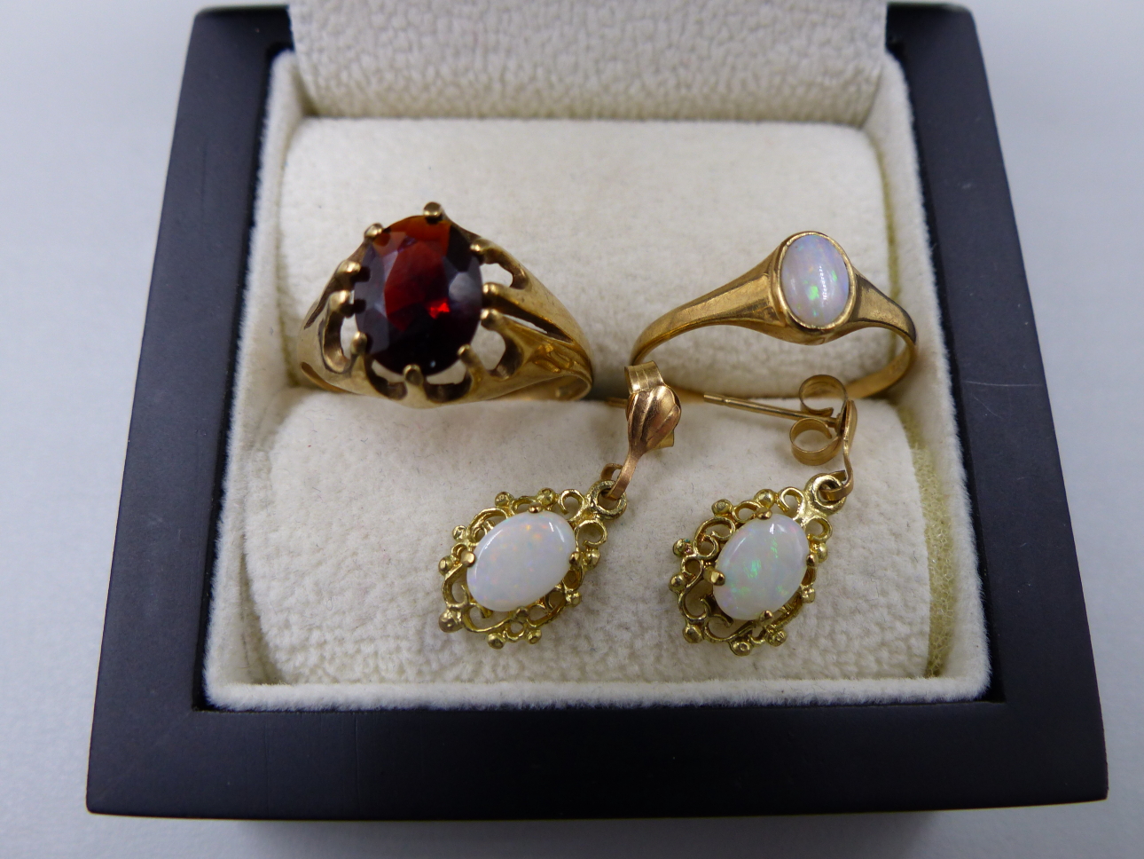 A 9ct HALLMARKED GOLD OPAL RING, FINGER SIZE O 1/2, TOGETHER WITH A PAIR OF OPAL FILIGREE DROP