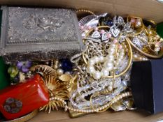 A COLLECTION OF VINTAGE COSTUME JEWELLERY TO INCLUDE A ROYAL WORCESTER FLORAL BROOCH, A SILVER AND