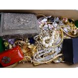 A COLLECTION OF VINTAGE COSTUME JEWELLERY TO INCLUDE A ROYAL WORCESTER FLORAL BROOCH, A SILVER AND