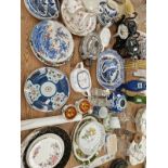 A PAIR OF VARNISH GLASS SALTS, A CHINESE AND A JAPANESE PLATE, MISCELLANEOUS TEA WARES, AN